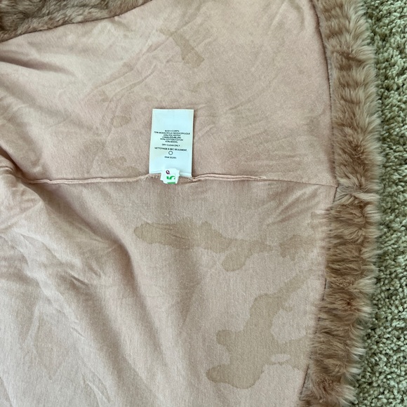 Express Pink Faux Fur Hooded Vest Pockets Hook & Eye Closure Warm Cozy M/L Boho - Picture 12 of 15